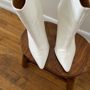 Quipid size 7.5 Elegant White Croc-Embossed Women's Boots- excellent condition